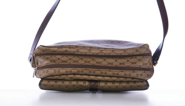 NINA RICCI - BESACE en toile enduite siglée et cuir chocolat - 32 x 22 x 10 cm…