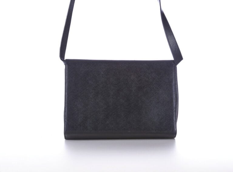 NINA RICCI - SAC en cuir micro grainé noir, garnitures en métal doré - 24 x 17…