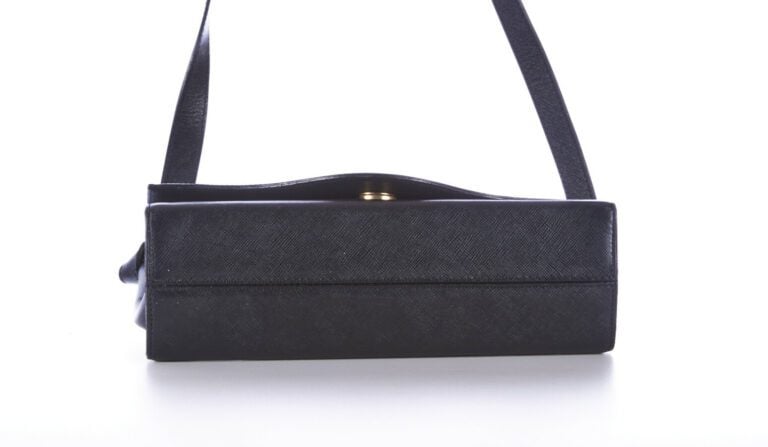 NINA RICCI - SAC en cuir micro grainé noir, garnitures en métal doré - 24 x 17…