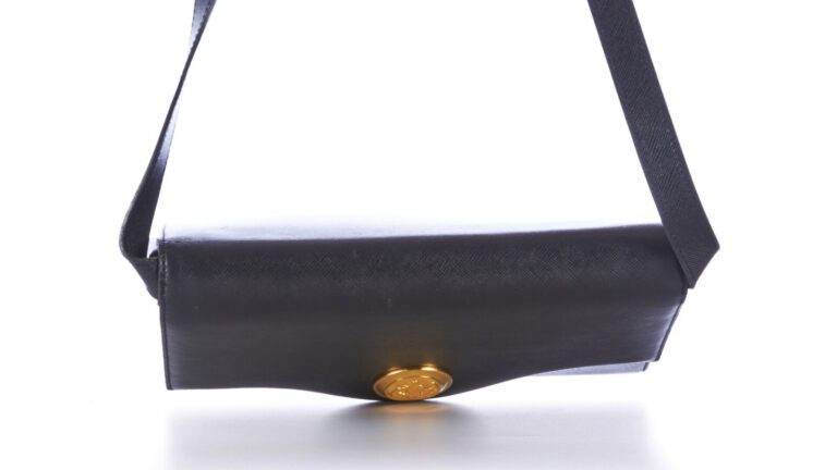 NINA RICCI - SAC en cuir micro grainé noir, garnitures en métal doré - 24 x 17…