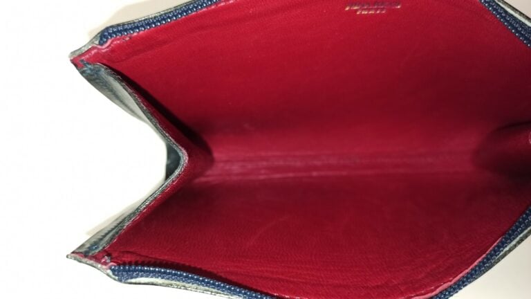 NINA RICCI - SAC en cuir rouge et TROUSSE en cuir marine - 19 x 16 cm ; 18 x 12…