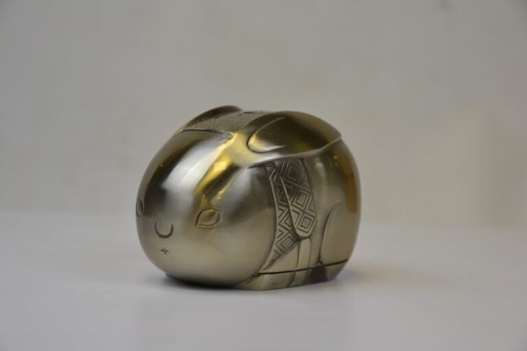 OKIMONO EN METAL A L'EFFIGIE D'UN LAPIN STYLISE - Japon, XXe siècle - Le lapin…