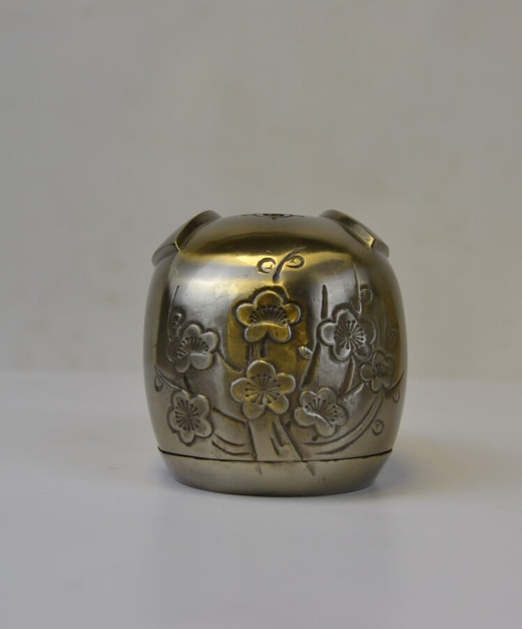 OKIMONO EN METAL A L'EFFIGIE D'UN LAPIN STYLISE - Japon, XXe siècle - Le lapin…