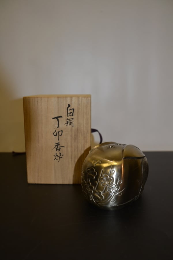 OKIMONO EN METAL A L'EFFIGIE D'UN LAPIN STYLISE - Japon, XXe siècle - Le lapin…