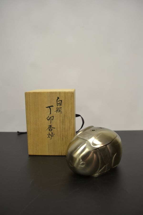 OKIMONO EN METAL A L'EFFIGIE D'UN LAPIN STYLISE - Japon, XXe siècle - Le lapin…