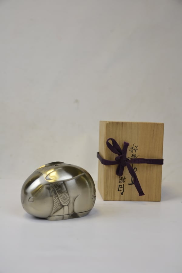 OKIMONO EN METAL A L'EFFIGIE D'UN LAPIN STYLISE - Japon, XXe siècle - Le lapin…