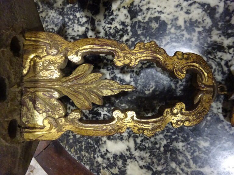 PAIRE D'APPLIQUES EN BOIS ROUGE ET DORE - Chine, - Bois sculpté doré en forme d…