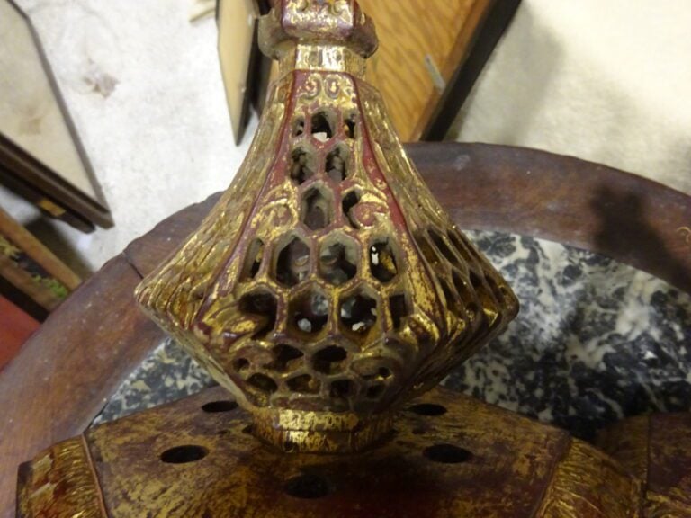 PAIRE D'APPLIQUES EN BOIS ROUGE ET DORE - Chine, - Bois sculpté doré en forme d…