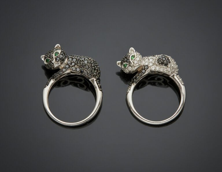 Paire de BAGUES "chatons" en or gris et or noirci (750) pavé de diamants taille…