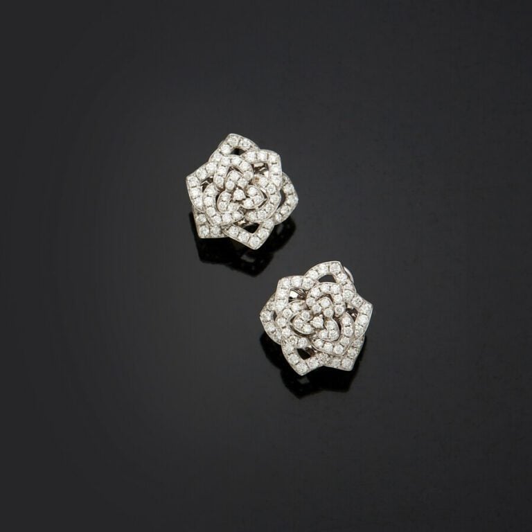 Paire de BOUCLES d'OREILLES « Camélias » en or gris (750) ajouré serti de diama…