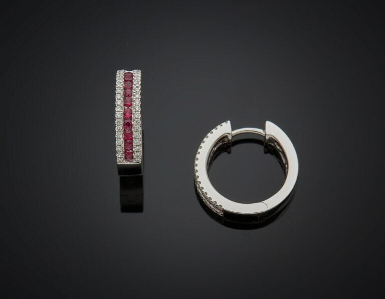 Paire de BOUCLES d'OREILLES « créoles » en or gris (750) serti d'un alignement…