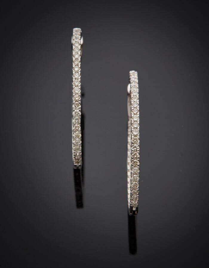 Paire de BOUCLES d'OREILLES "créoles ovales" en or gris (585) 14 carats, serti…