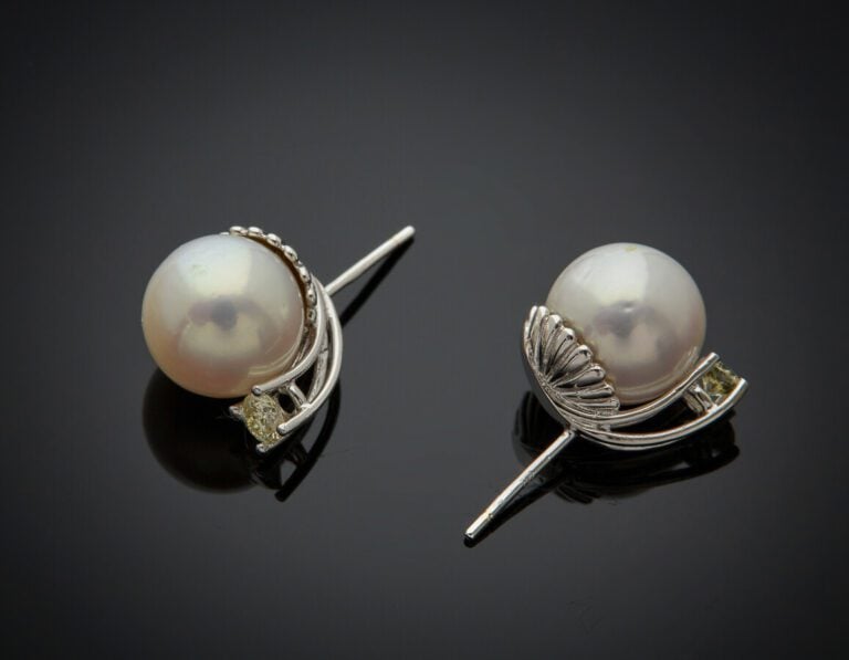 Paire de BOUCLES d'OREILLES en or gris (750) serti d'un diamant taille brillant…