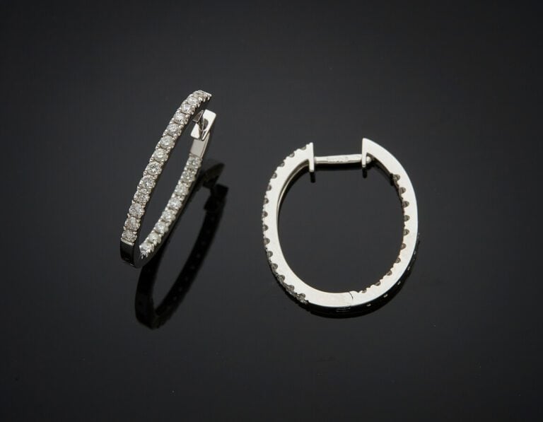 Paire de BOUCLES d'OREILLES "petites créoles" en or gris (750) entièrement sert…