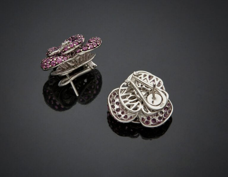 Paire de BOUCLES d'OREILLES "roses" en or gris et or noirci (750) centré de sep…