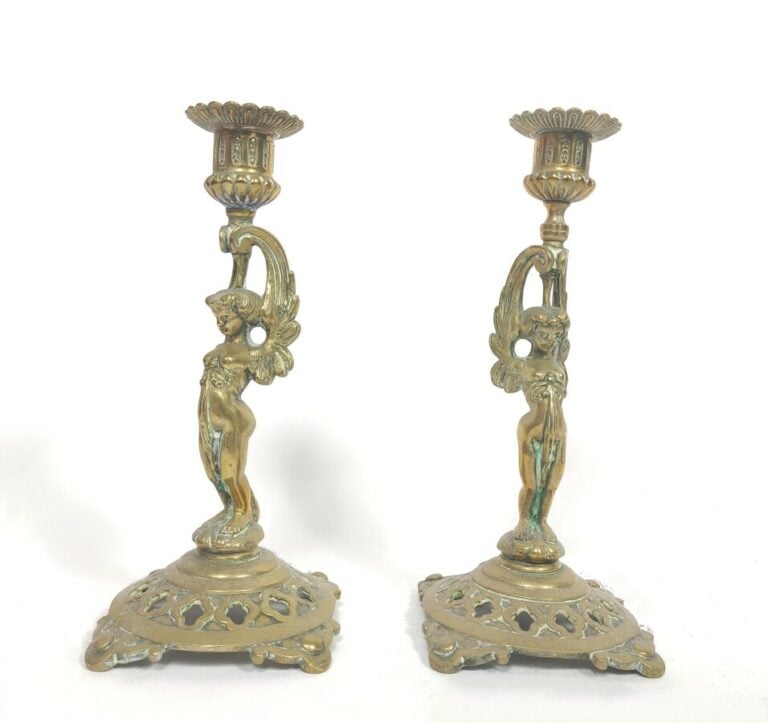 Paire de bougeoirs en bronze doré « sphinges ailées »