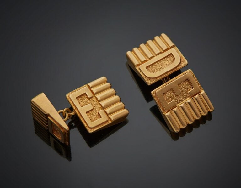 Paire de BOUTONS de MANCHETTES carrés en or jaune (750) godronné, monogrammé «…