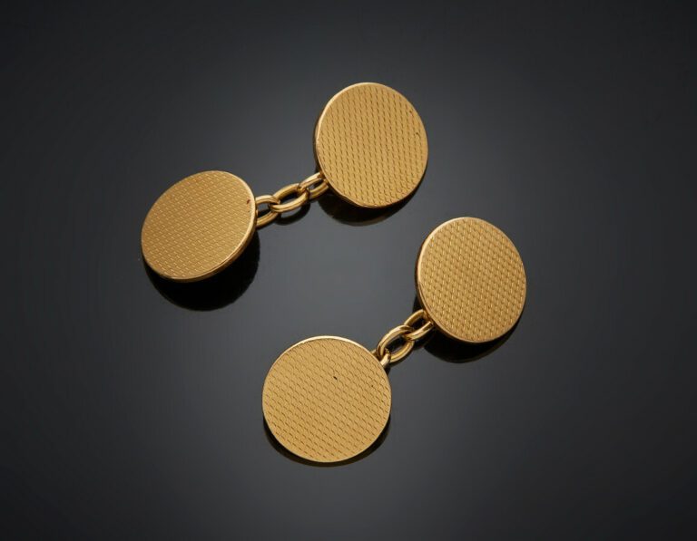 Paire de BOUTONS de MANCHETTES circulaires en or jaune (750) guilloché à motifs…