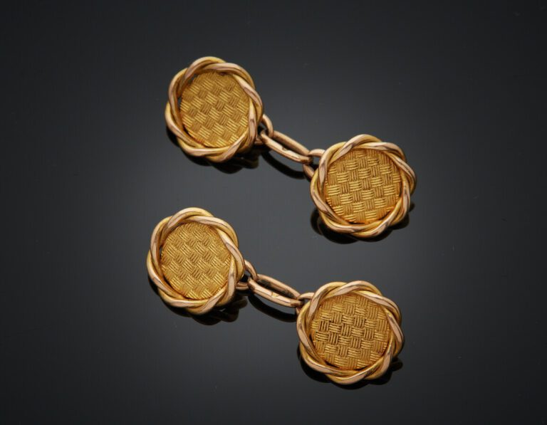Paire de BOUTONS de MANCHETTES circulaires en or jaune (750) guilloché et torsa…