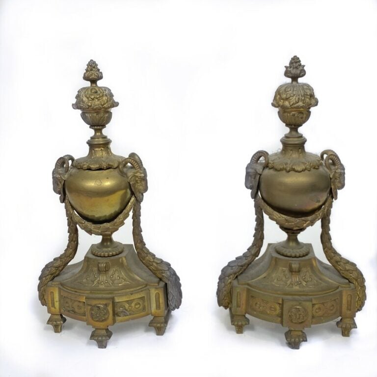 Paire de chenets en bronze doré ciselé flanqué de têtes de béliers - H :42 cm…