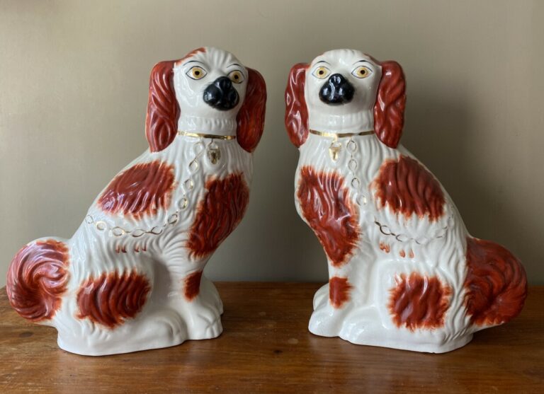 Paire de chiens en céramique anglaise "Cavaliers King Charles"; Hauteur : 32 cm…