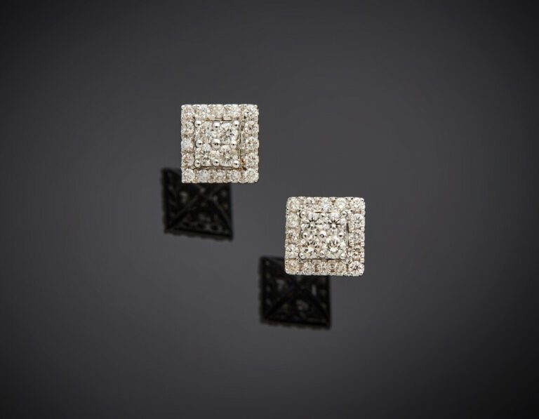 Paire de CLOUS d'OREILLES carrés en or gris (750) pavés de diamants taille bril…