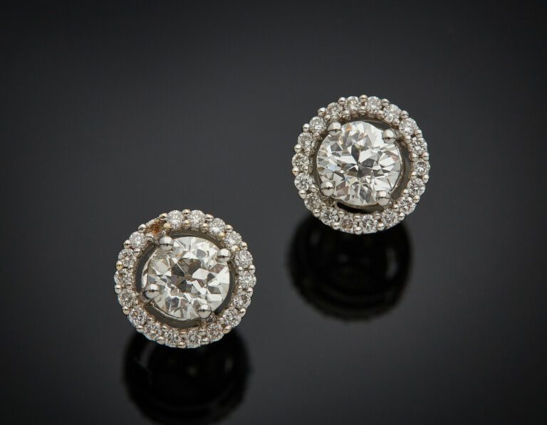 Paire de CLOUS d'OREILLES circulaires en or gris (750) serti d'un diamant taill…