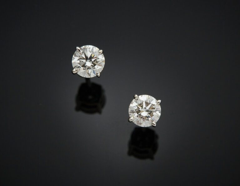 Paire de CLOUS d'OREILLES en or gris (750) serti chacun d'un diamant taille bri…