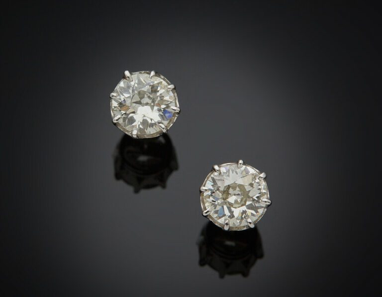 Paire de CLOUS d'OREILLES en or gris (750) serti d'un diamant taille ancienne.…