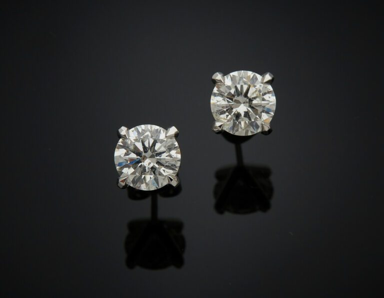 Paire de CLOUS d'OREILLES en or gris (750) serti d'un diamant taille brillant.…