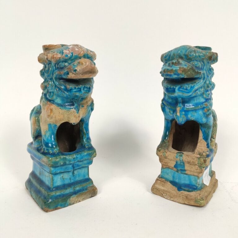 Paire de deux chimères en céramique émaillée bleue . - (accidents et manques)…