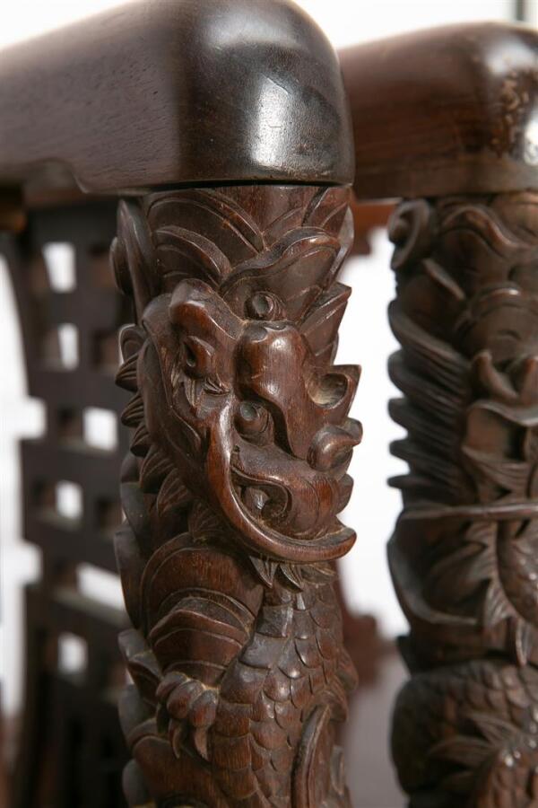 PAIRE DE FAUTEUILS CUBIQUES EN BOIS INDIGENE - Vietnam / Indochine, XXe siècle…
