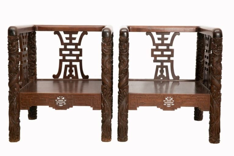 PAIRE DE FAUTEUILS CUBIQUES EN BOIS INDIGENE - Vietnam / Indochine, XXe siècle…