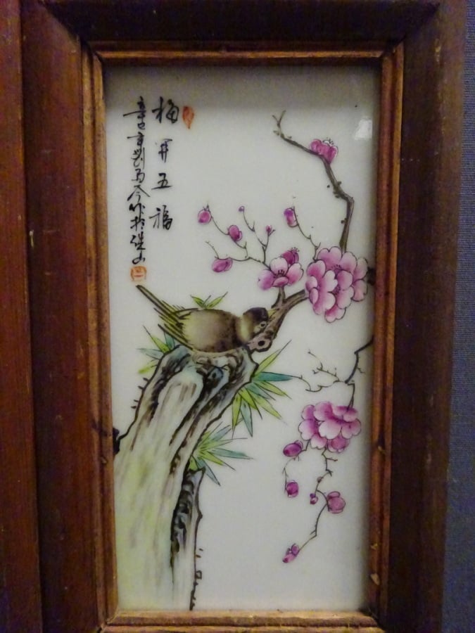 PAIRE DE PANNEAUX EN BOIS INDIGENE PRESENTANT QUATRE (4) PLAQUES DE PORCELAINES…