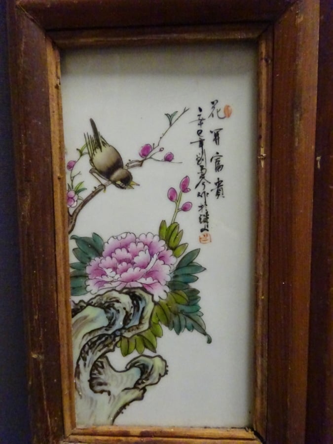 PAIRE DE PANNEAUX EN BOIS INDIGENE PRESENTANT QUATRE (4) PLAQUES DE PORCELAINES…
