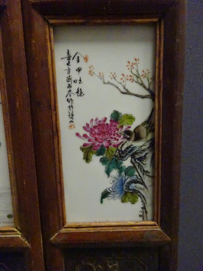 PAIRE DE PANNEAUX EN BOIS INDIGENE PRESENTANT QUATRE (4) PLAQUES DE PORCELAINES…