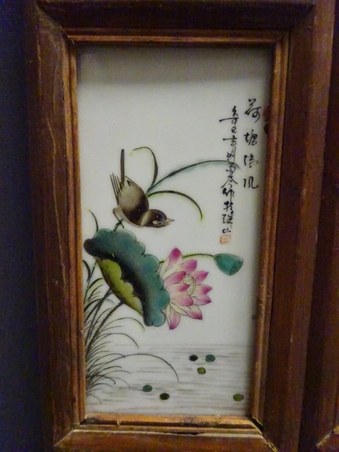 PAIRE DE PANNEAUX EN BOIS INDIGENE PRESENTANT QUATRE (4) PLAQUES DE PORCELAINES…