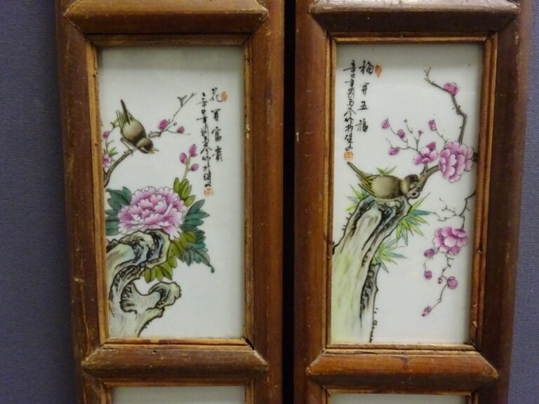 PAIRE DE PANNEAUX EN BOIS INDIGENE PRESENTANT QUATRE (4) PLAQUES DE PORCELAINES…