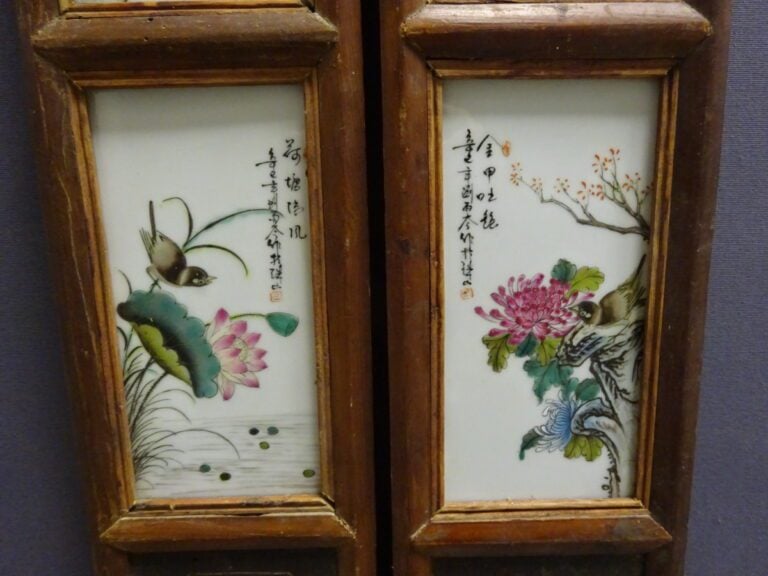 PAIRE DE PANNEAUX EN BOIS INDIGENE PRESENTANT QUATRE (4) PLAQUES DE PORCELAINES…