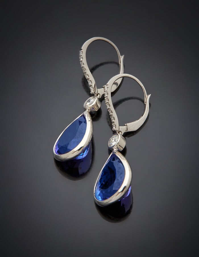 Paire de PENDANTS d'OREILLES en or gris (750) serti de diamants taille brillant…