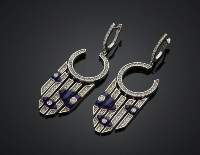 Paire de PENDANTS d'OREILLES "franges" en or gris (750) ajouré, à motif circula…