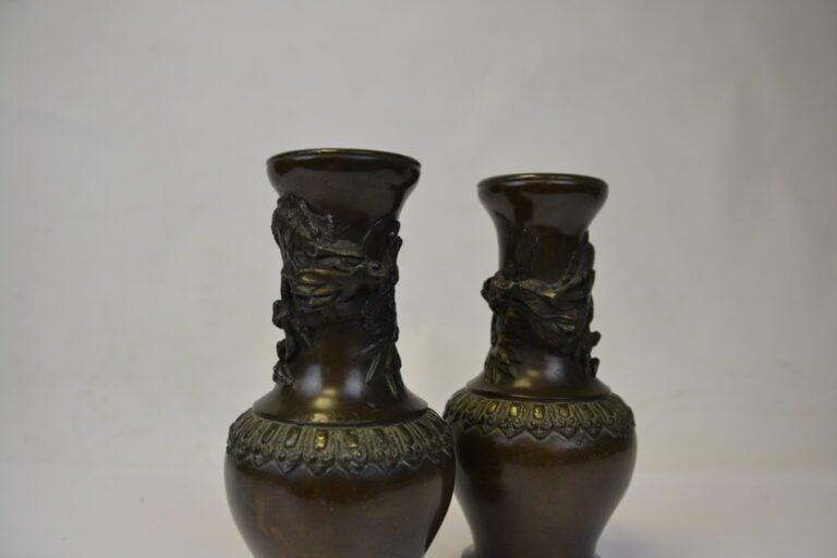 PAIRE DE PETITS VASES EN BRONZE PATINE ET DORE - Japon - A décor en relief d'un…