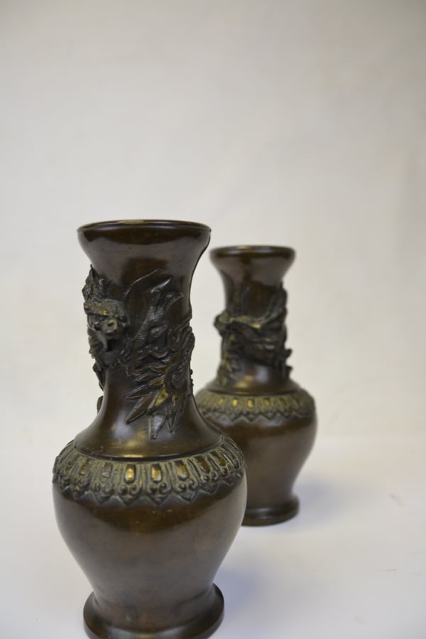 PAIRE DE PETITS VASES EN BRONZE PATINE ET DORE - Japon - A décor en relief d'un…