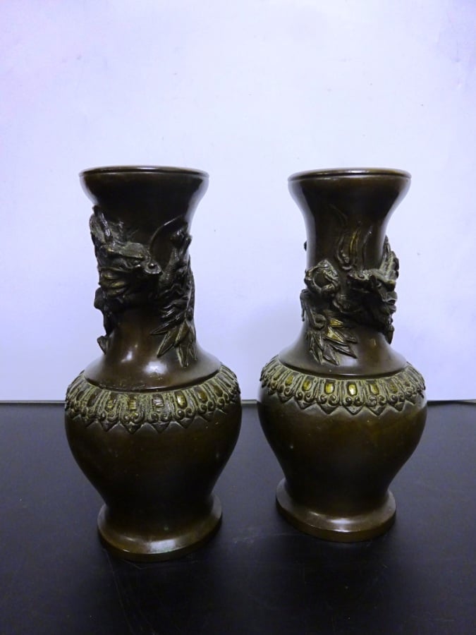 PAIRE DE PETITS VASES EN BRONZE PATINE ET DORE - Japon - A décor en relief d'un…