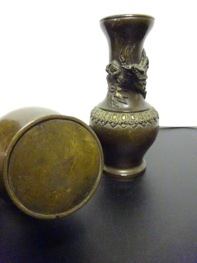 PAIRE DE PETITS VASES EN BRONZE PATINE ET DORE - Japon - A décor en relief d'un…