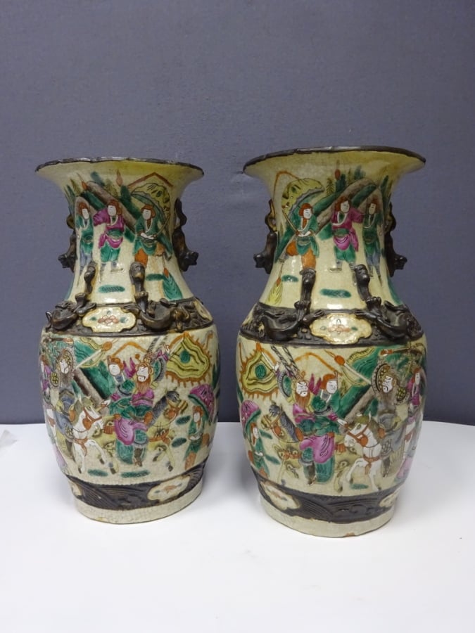 PAIRE DE VASES À QUEUES DE PHÉNIX EN PORCELAINE DE NANKIN - Chine - Décor appli…