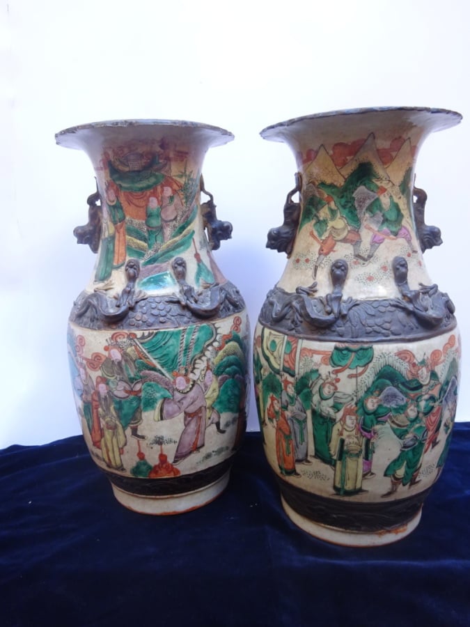 PAIRE DE VASES À QUEUES DE PHÉNIX EN PORCELAINE DE NANKIN - Chine, XXe siècle -…
