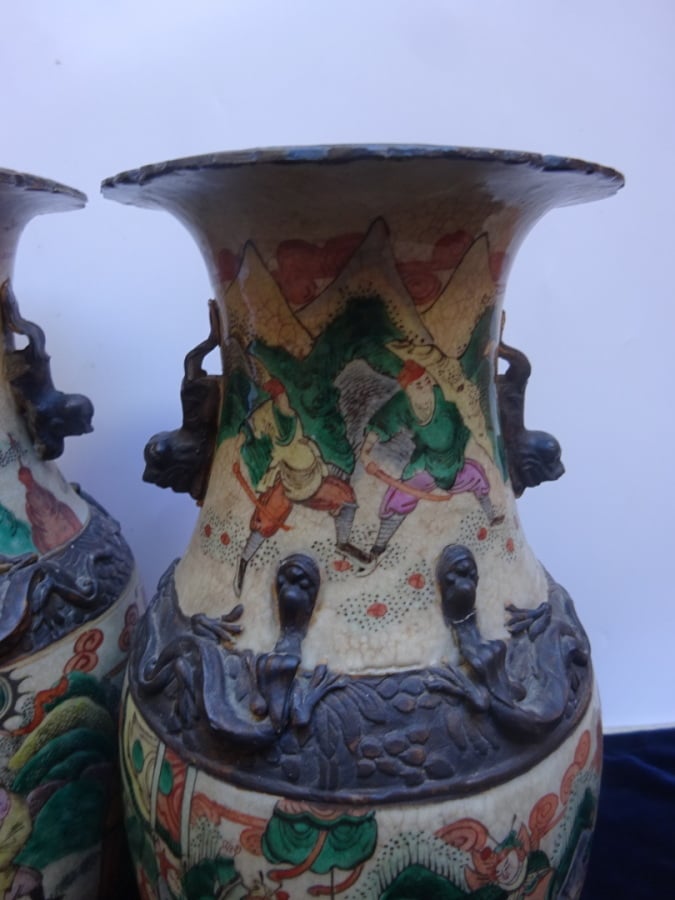 PAIRE DE VASES À QUEUES DE PHÉNIX EN PORCELAINE DE NANKIN - Chine, XXe siècle -…