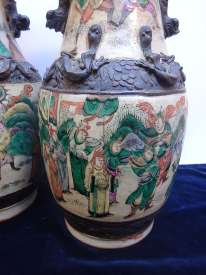PAIRE DE VASES À QUEUES DE PHÉNIX EN PORCELAINE DE NANKIN - Chine, XXe siècle -…