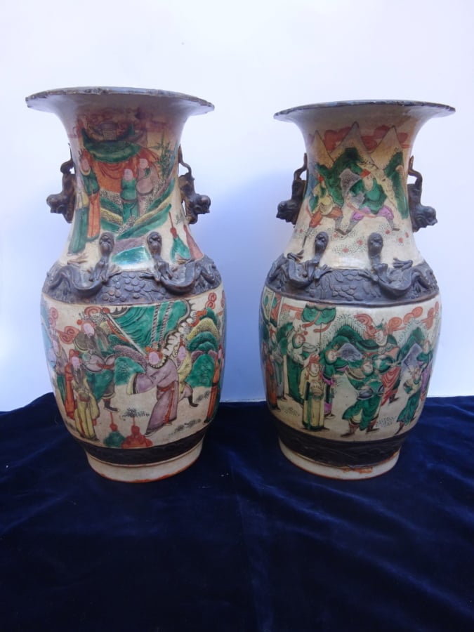 PAIRE DE VASES À QUEUES DE PHÉNIX EN PORCELAINE DE NANKIN - Chine, XXe siècle -…